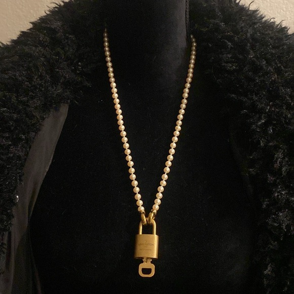 LV Lock 311 🔐 with pearl chain - Picture 3 of 11